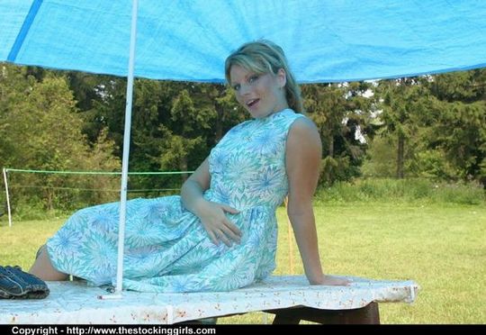 Тетка на пикнике сбросила платье и продемонтстрировала интимное белье