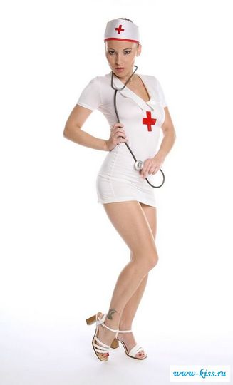 Красивая медсестричка в обтягивающем халате